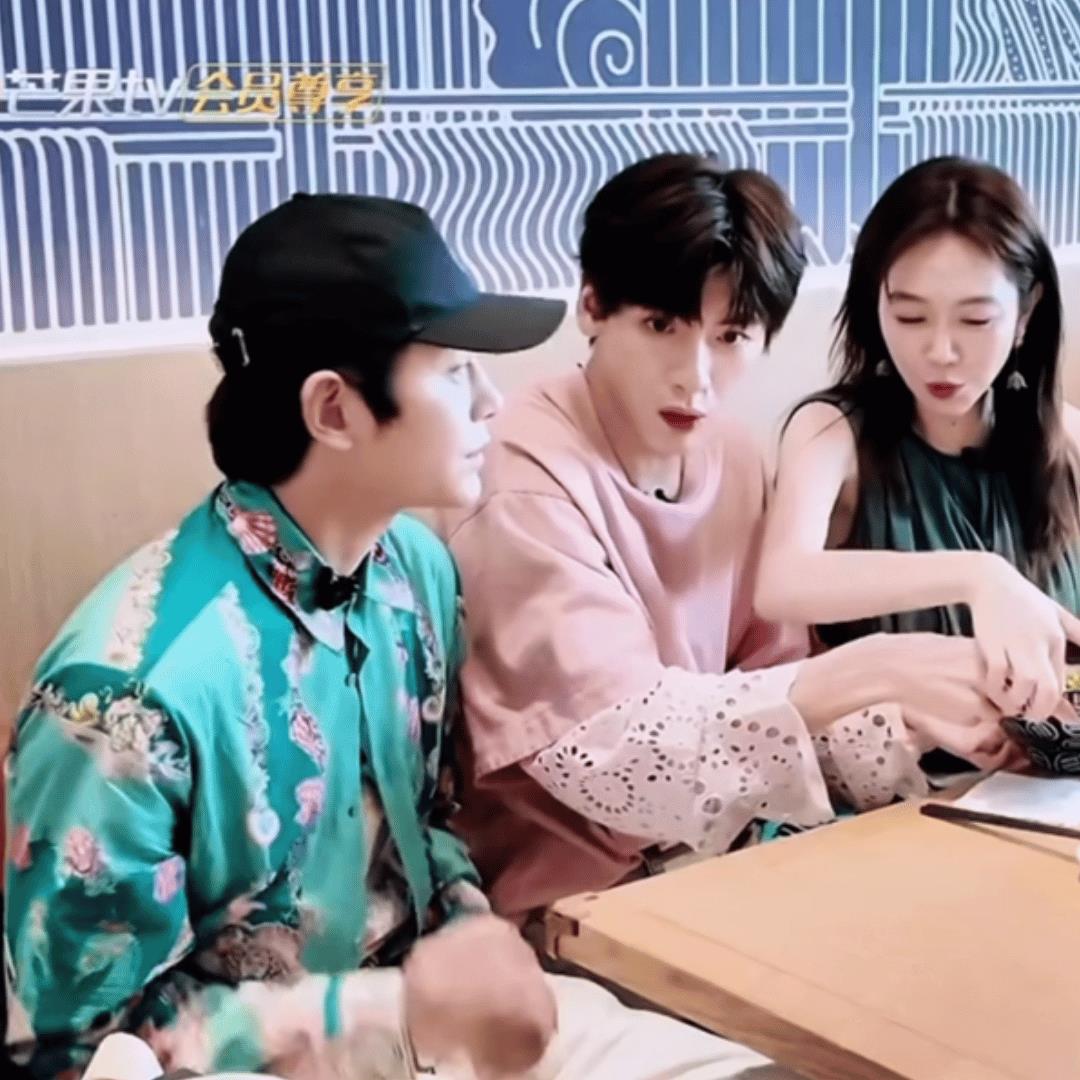 救命！丁禹兮这大嗓门是来搞笑的吧？在活动现场，别人说话轻声细语，他倒好，扯着嗓子