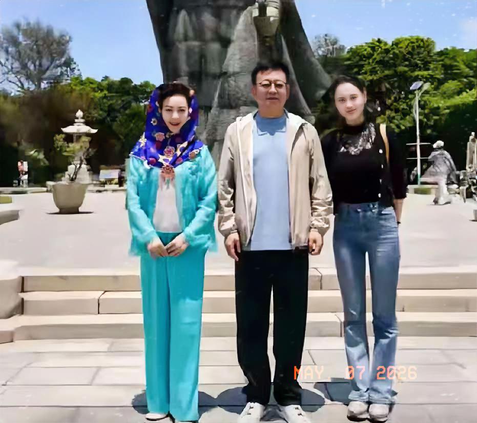 朱军和妻子旅游期间偶尔素人，一起合影，他们非常随和，没有架子！得到大家一致好评