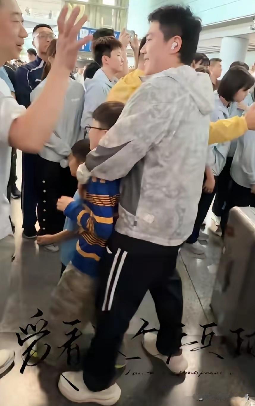 梁靖崑儿子来接机，搂着两个孩子很开心。冠军排面就是不一样，之前很少看到凉皮和汉