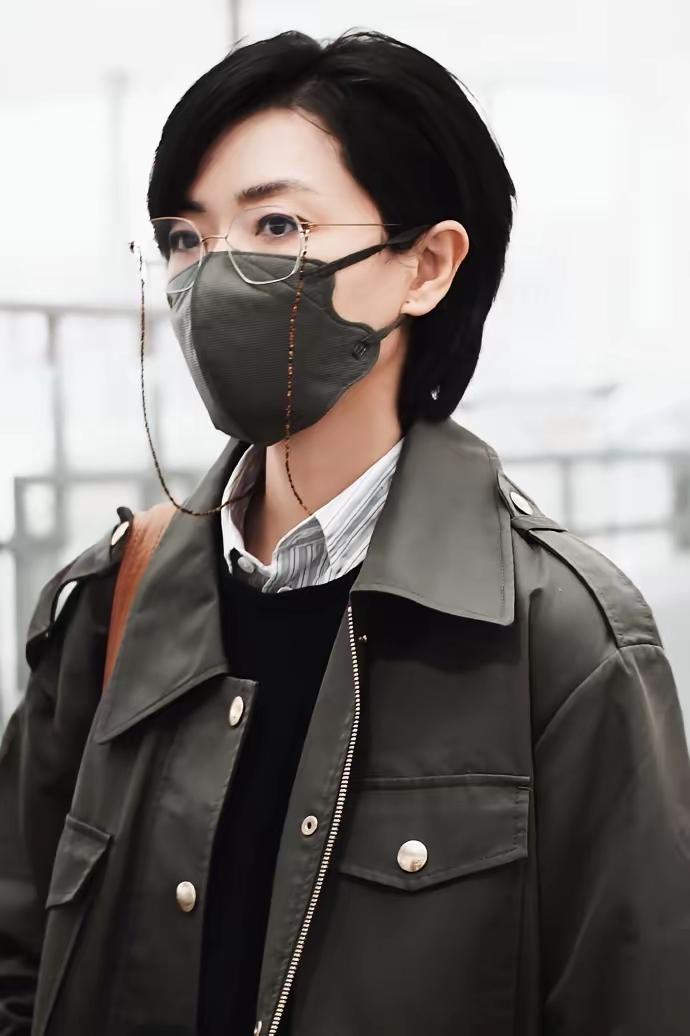 就喜欢万茜这飒爽英姿的俊俏模样，越看越帅！网友机场偶遇万茜，墨绿色工装皮衣，内