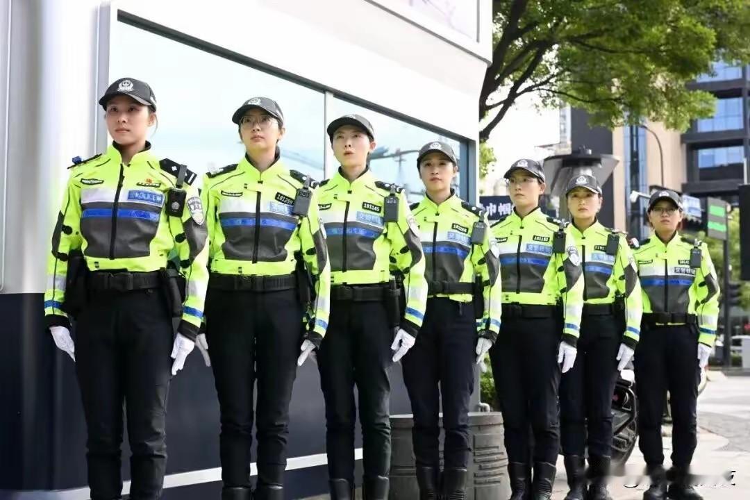 3. 刘洋从特警转岗交警希望延续女子岗精神：近日，杭州1米99“大长腿”交警刘洋