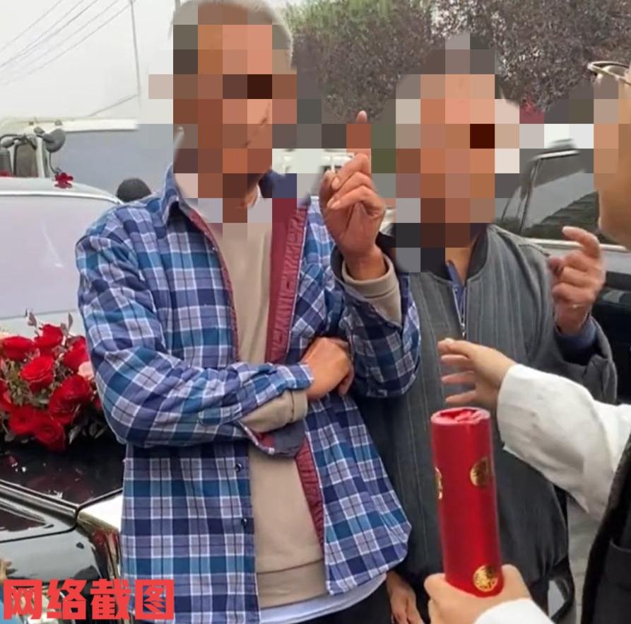 河北有新人结婚。只在这接亲的路上被大爷阻拦，意思就是要给点钱不然不让通过，只