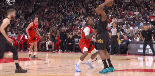 离了大谱啊……裁判这种吹罚能把人气吐血！谢德这么明显的推人动作，裁判近在咫尺