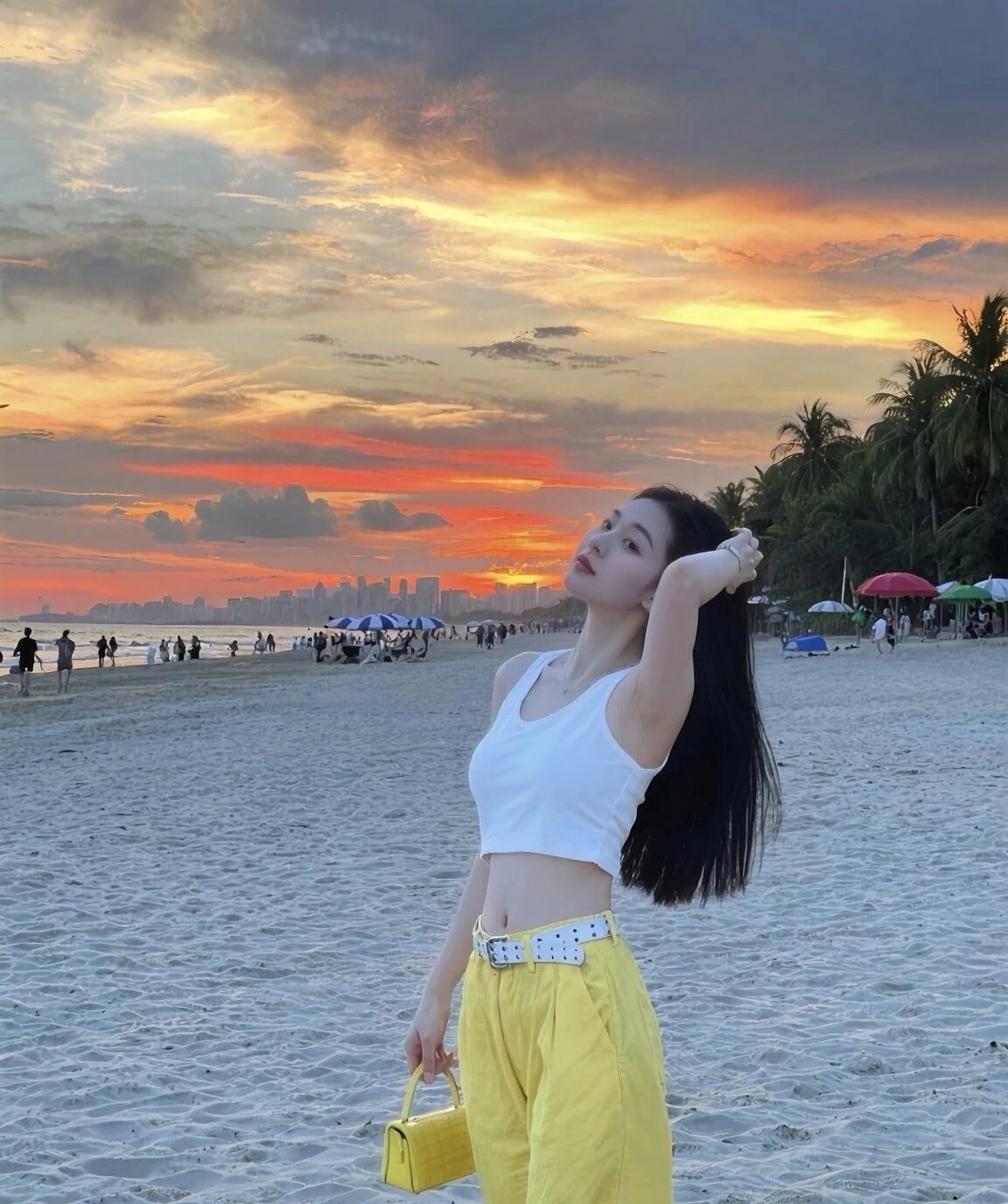 日落海滩，少女与海浪的浪漫邂逅