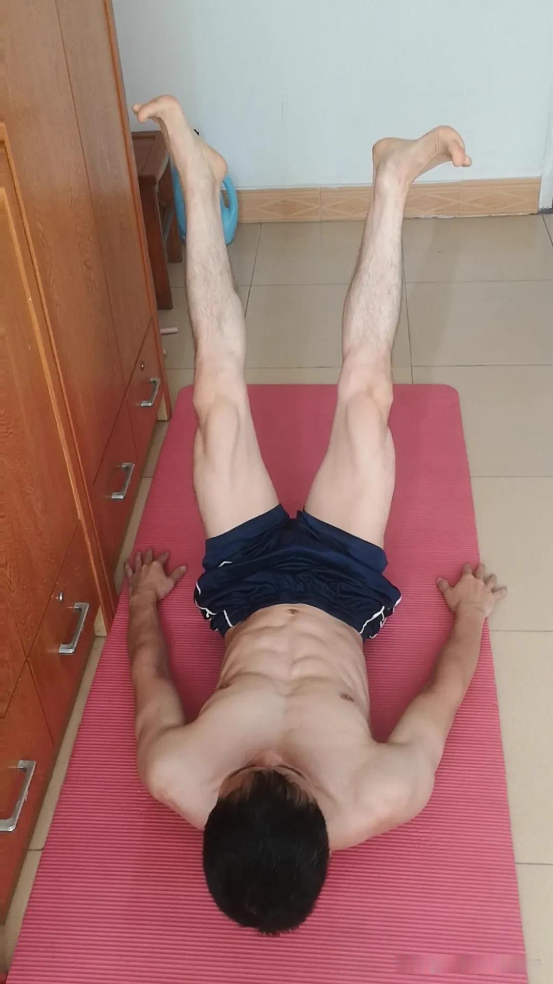 老男人的居家健身锻炼方式运动量不大，难度低，锻炼效果也不差。直接躺着就能练的