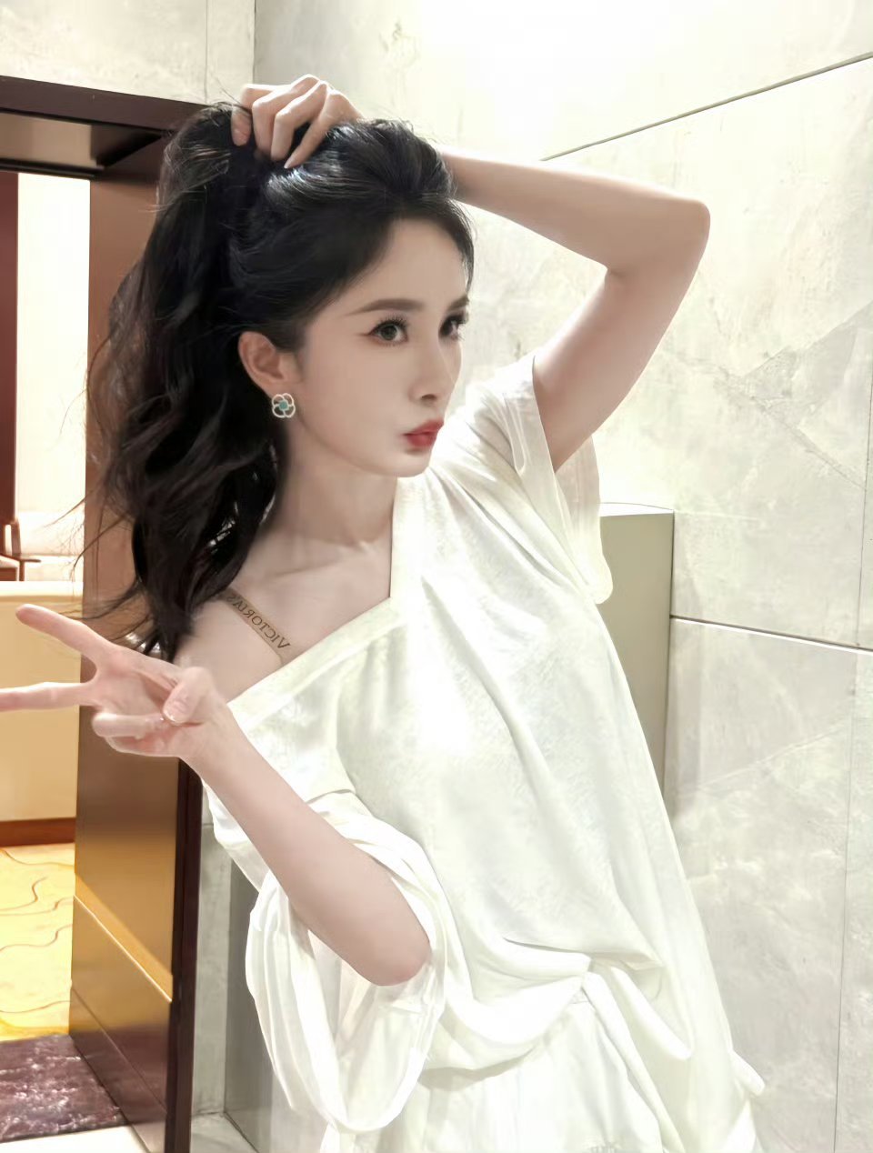 内娱明星眼里的杨幂看同行聊起杨幂，总少不了“清醒”“努力”这两个词，既能hol
