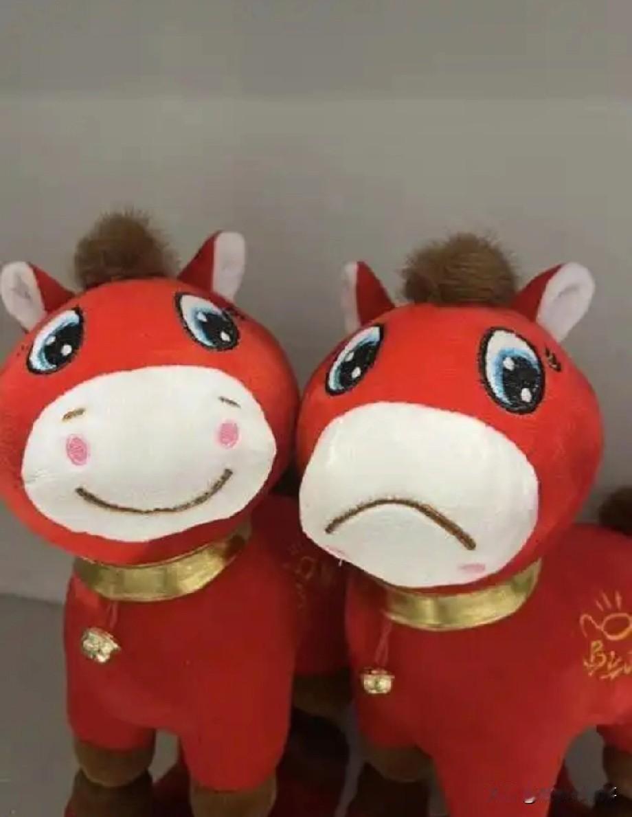 这是中国制造业最荒诞的一幕就因为一个工人缝反了嘴，这只哭哭马玩偶居然成了义乌的