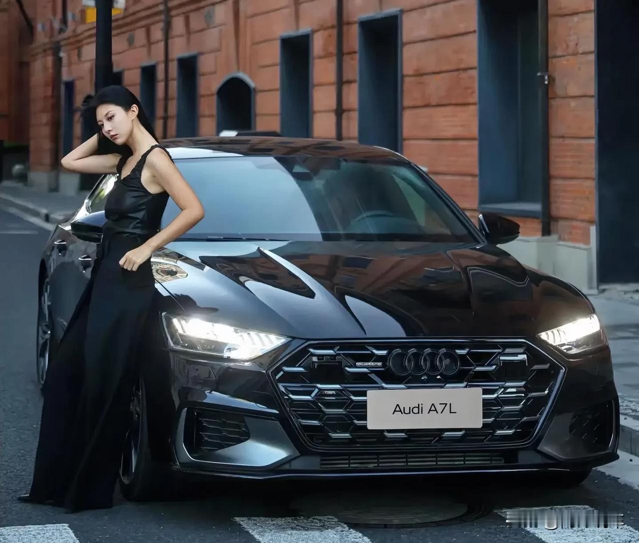 奥迪A7L作为轿跑行政豪华车，上汽在德系豪华底子上做了本土化调整。5米出头的