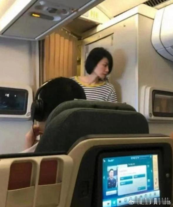 王菲飞机上被拍，55岁老态尽显，没有网上吹的那么漂亮​​​