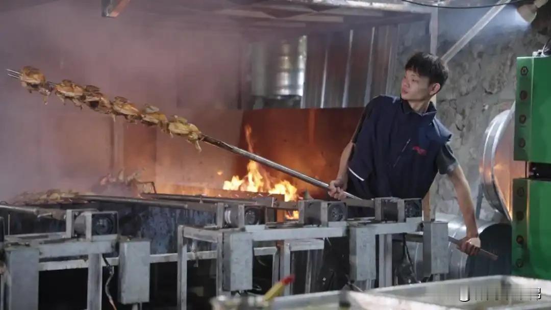 从16岁“烤鸡少年”到荆州年入百万“夜摊夫妻”，小商贩的财富积累，不是神话，背后