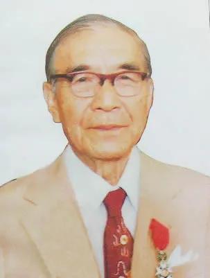 有天，85岁的邝安堃喝迷糊了，把家里23岁的小保姆当成了自己老婆，抱着说