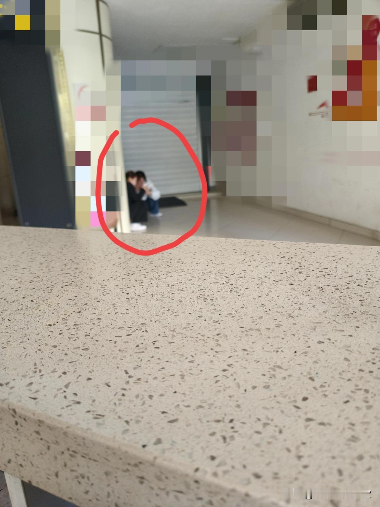 我是乌鲁木齐人，73年属牛的，今年53岁。今天下午，我正在大堂值班。透过玻璃