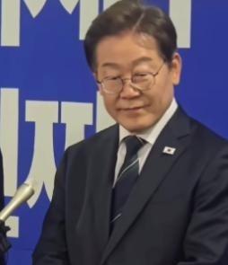 外媒问韩国总统李在明：若中国武统台湾，你会不会出手？李在明笑着回答：那是人家的家