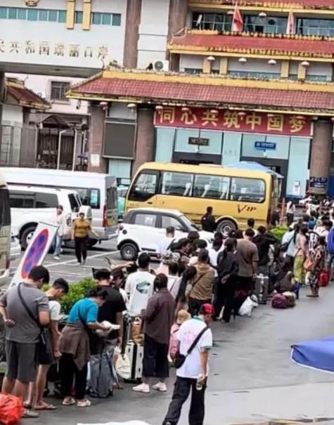 缅甸大批民众被遣返回到缅甸本土。在中缅边境的盈江口岸，大批无合法务工证件的缅