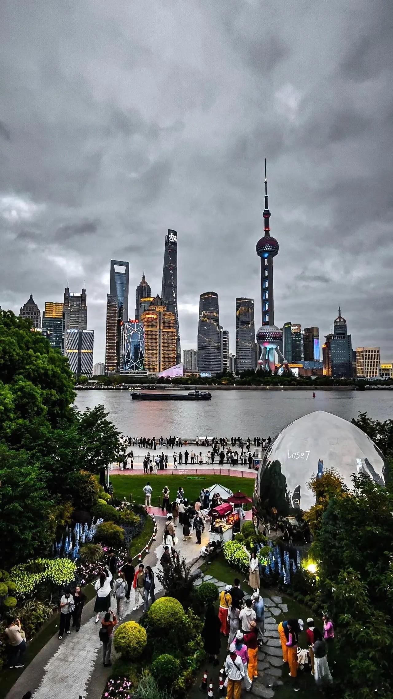 上海生育率低迷和老龄化关联紧密。截至2025年末，上海60岁及以上户籍老年人口预