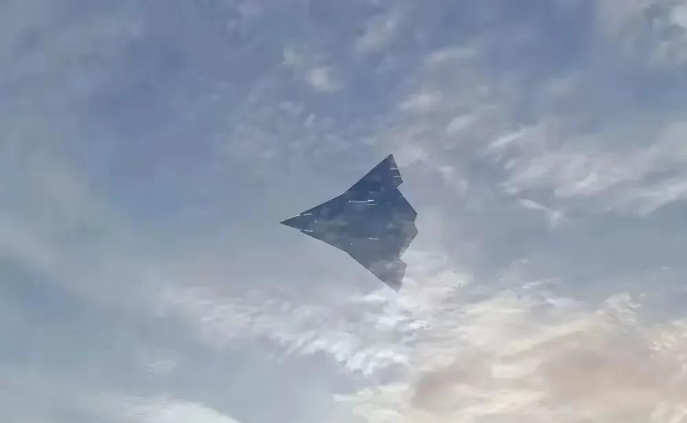 真的是它来了吗？是想多了还是真的来了？仔细瞅，它与歼36还真不同，特别是尾翼，