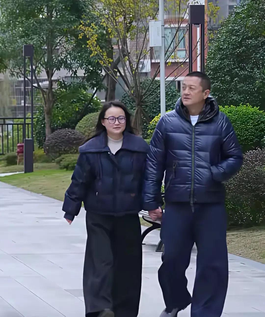 李亚鹏牵手33岁女孩被嘲“老牛吃嫩草”？别瞎猜——这是他托举了17年的汶川地震截