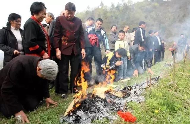 在农村大多数会选择上吊自杀，这几年我目睹过好几个上吊自杀的。上吊自尽好像比起