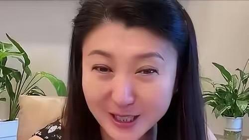 闫学晶解封了，但她还是开心不起来，不是因为观众不买账，而是因为她的账号只解封了一