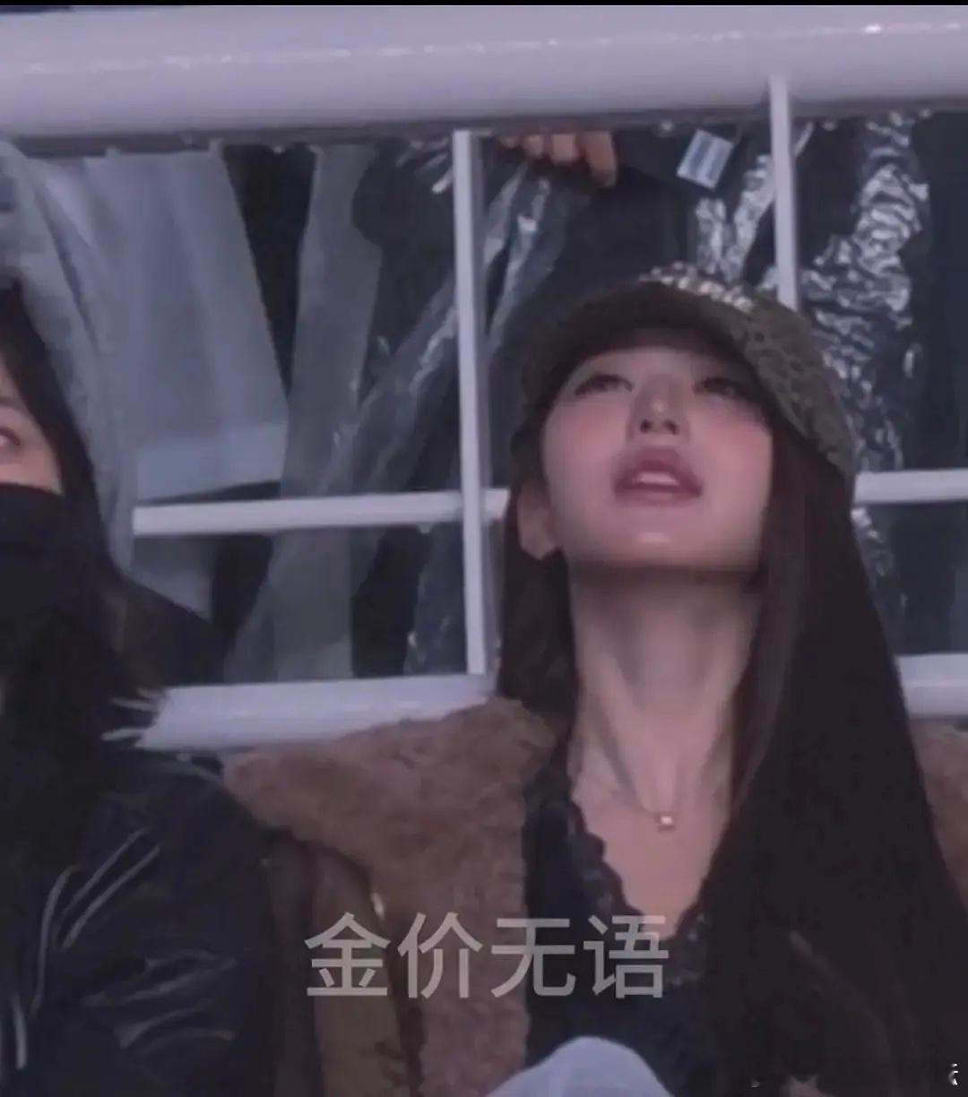 这个妆容，这么糊的像素和昏暗的环境都能看出来，完全没有要藏的意思