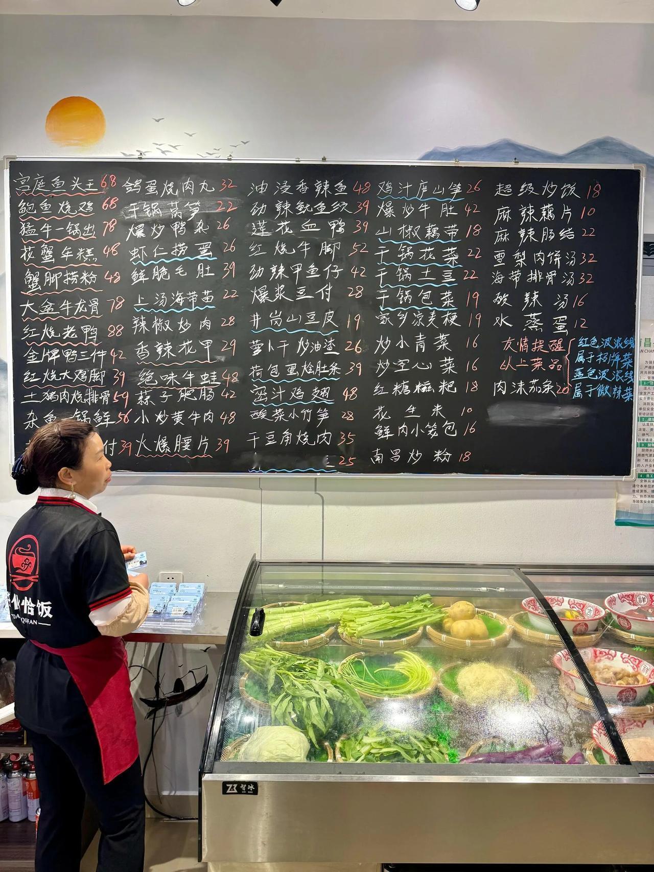 西贝被嫌弃，江西小炒却爆火！这届年轻人吃饭不看牌子看锅气？最近不少人说西贝：