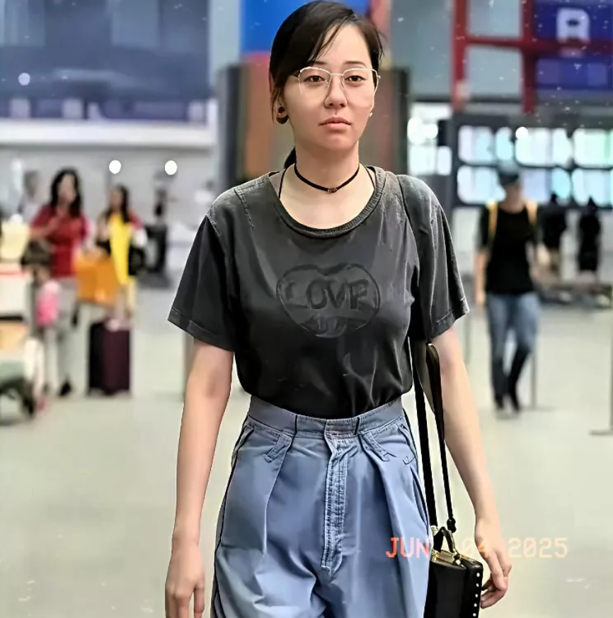 这人是谁？记的以前是参加快乐女声的选手？还进了前三，没有化妆还真就不认识了。