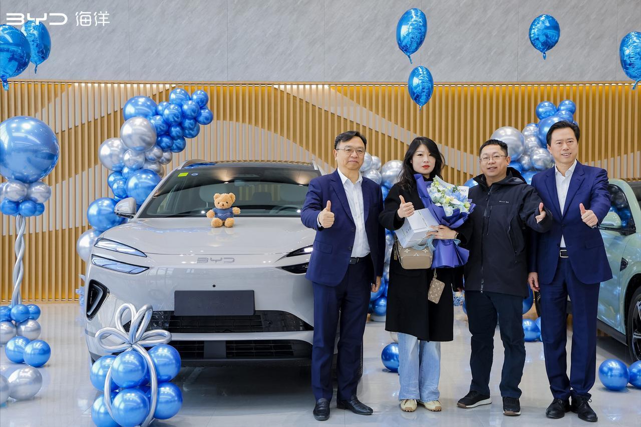 王传福在天津为车主交车！近日，比亚迪董事长王传福在天津给车主交车，从图中看，