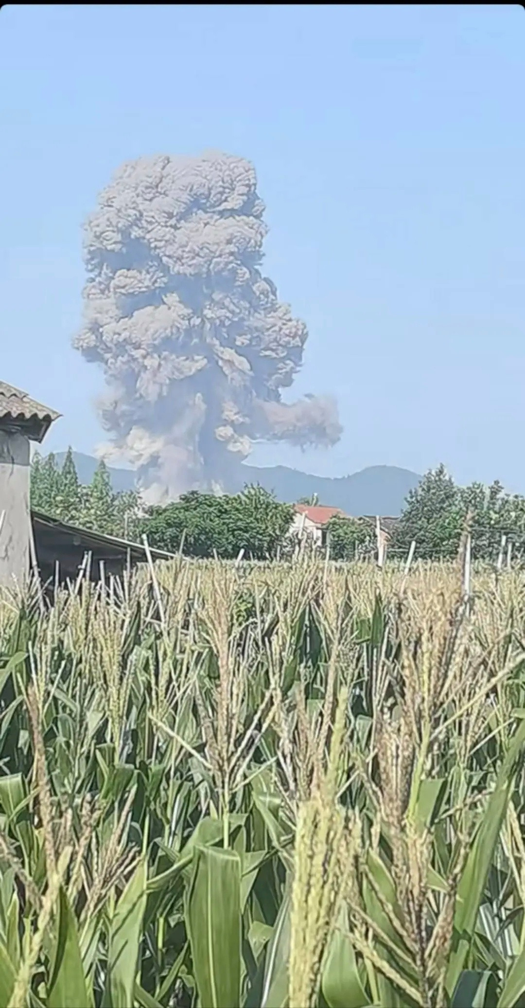 湖南烟花厂爆炸已致2失联9伤愿一切平安！据相关报道，涉事企业自称拥有“安全生产标