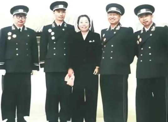 1955年国庆节，北京天安门城楼上站着五个人拍了一张合影。左起分别是李克农、