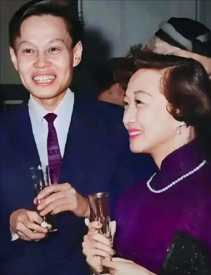 这是杨振宁人生中的高光时刻，1957年，35岁的杨振宁获得“诺贝尔物理学奖”，他