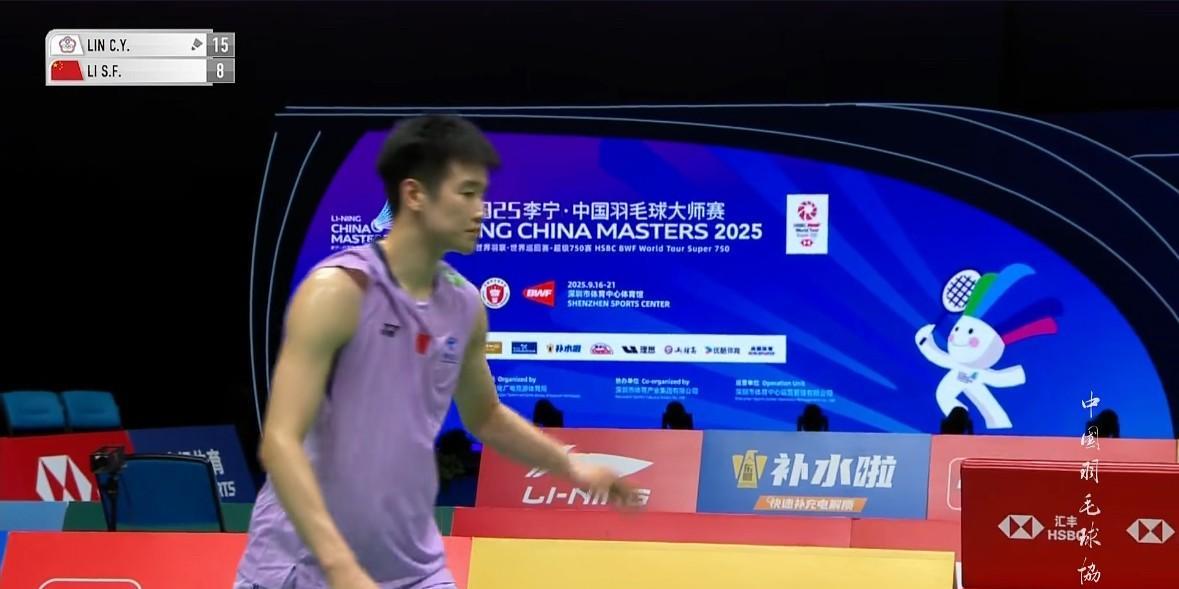 中国羽毛球大师赛男单八进四，李诗沣对阵林俊易，首局李诗沣8:15落后，面对林俊易