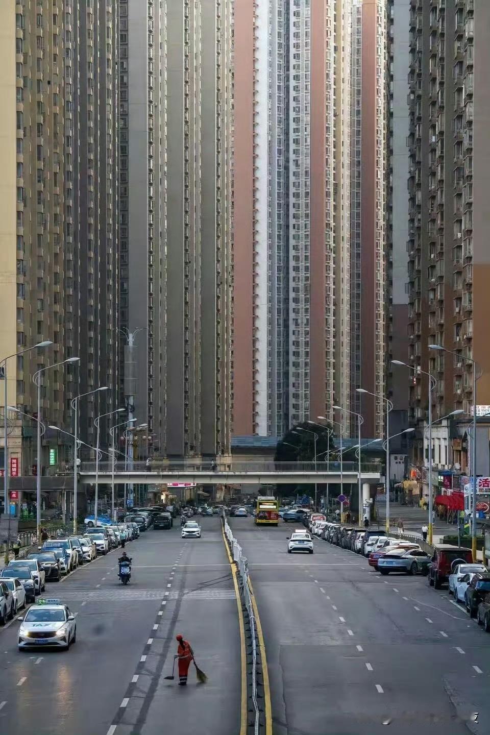 这建筑物密集程度和高度，有点香港的味道