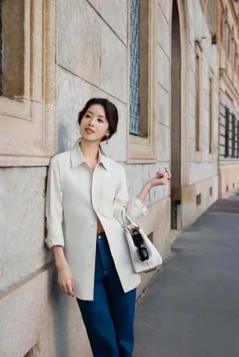 32岁章泽天被称为“百变女神”一点不为过，不管是衬衫还是裙子都能轻松驾驭。除了不