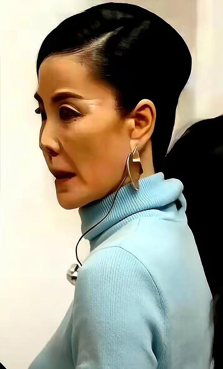 王菲和谢霆锋这对CP，真是让人捉摸不透又羡慕不已。他们复合超11年却不领证，生活