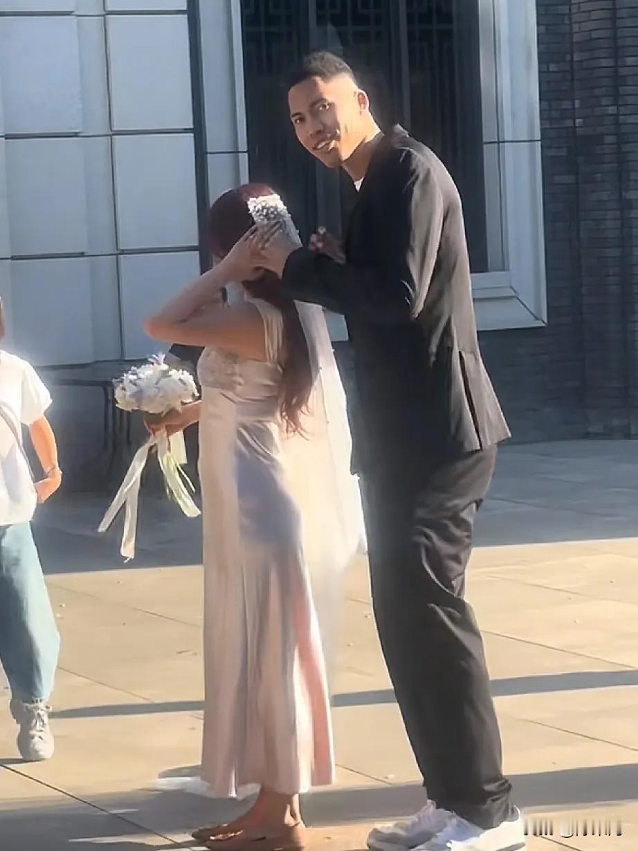 北京男篮丘天结婚啦！球队刚放假，中尼混血球员丘天就步入婚姻殿堂。从照片中看得出