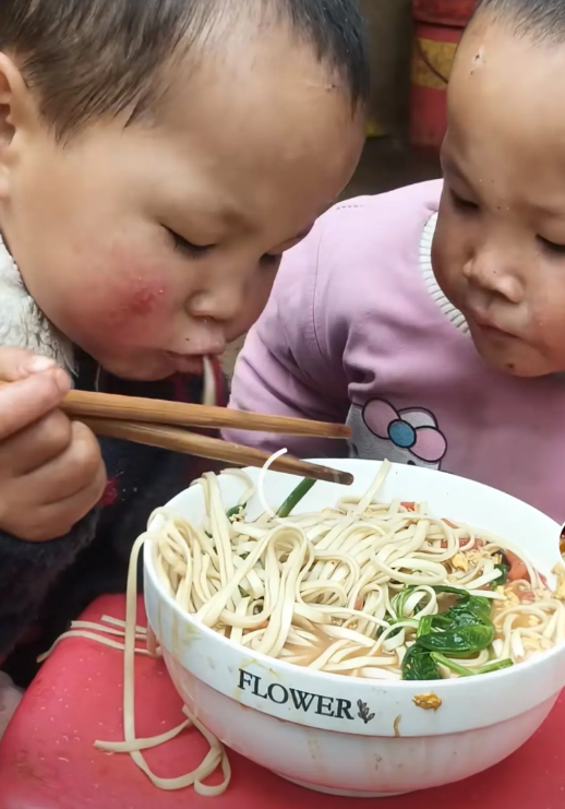 看到这位云南妈妈发的视频之前，我一直不明白为什么说“穷人不生孩子也是一种善良”。