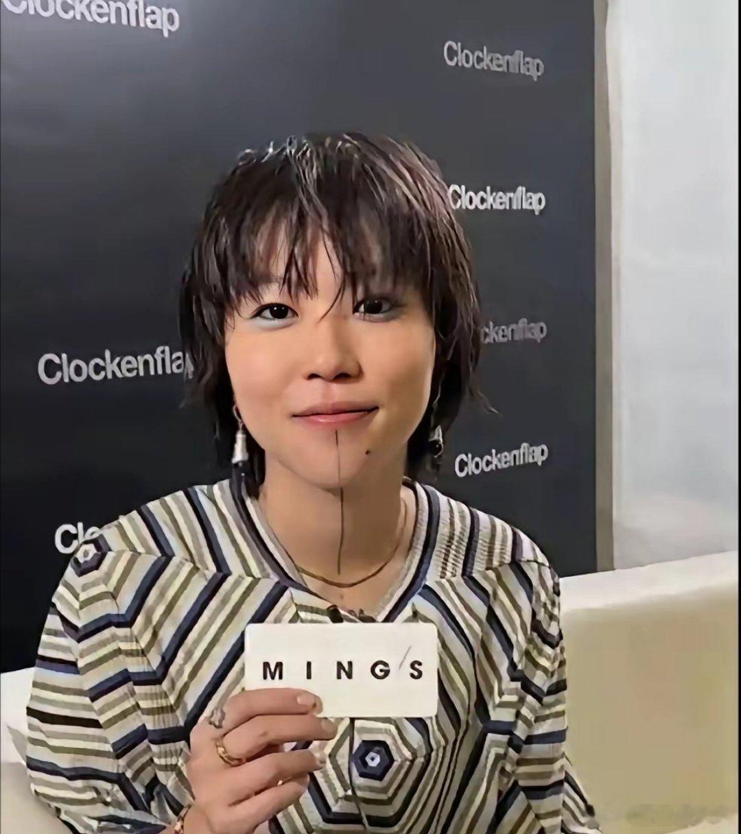 窦靖童不结婚不想当妈妈，本来想摘除子宫，王菲坚决不同意。王菲看起来自由洒脱开明，