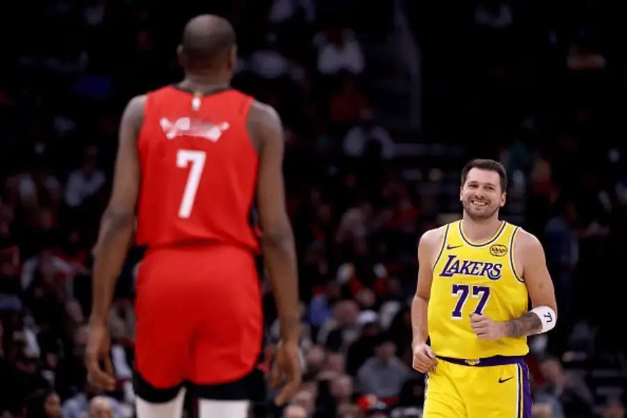 今天最后阶段没上卡佩拉就是巨大的错误明显场上没人挡拆发起进攻甚至球都进不去三