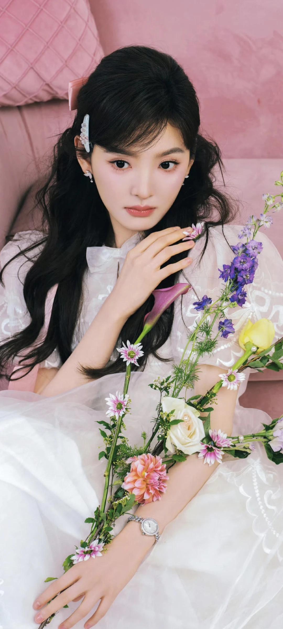 章若楠壁纸～被鲜花簇拥着的、像公主一样的少女，这画面太治愈了。