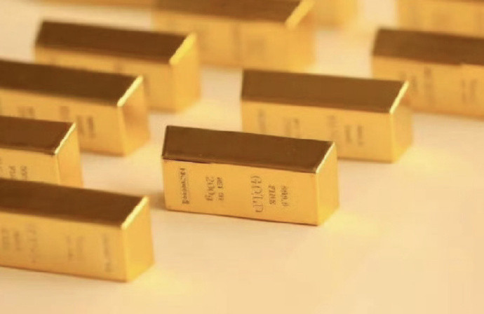 【黄金转涨，大摩下调黄金预期至5200美元，富国仍预测8000美元】黄金经历惨烈