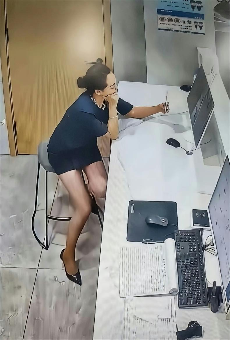 我朋友说她老婆在副食店上班，我仔仔细细看了几遍。不太像啊！[微笑]