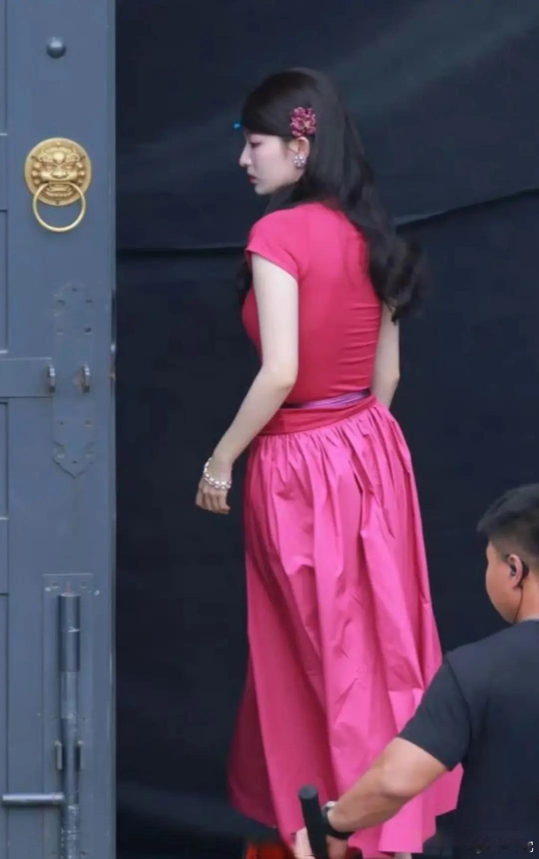 为啥王楚然老穿丑衣服，配角的衣服都还蛮好看的
