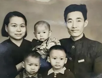 1947年，中统特务陈梦麟来到张一锋家，对他得意地说：“这个礼拜五去大使馆抓地下