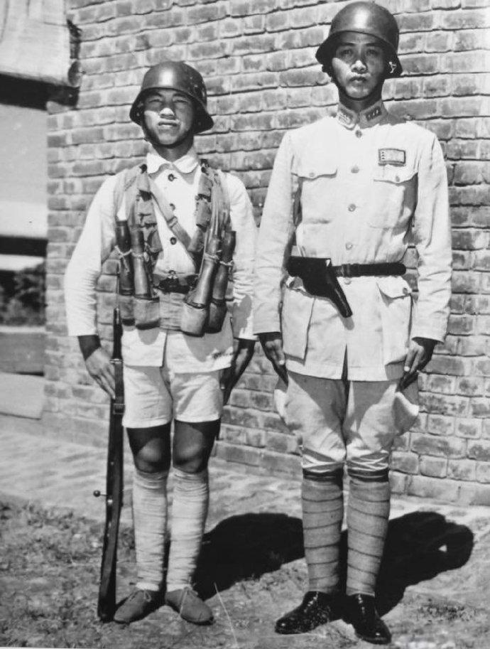 1942年，中国士兵的标准装备，美国记者拍摄。​​​