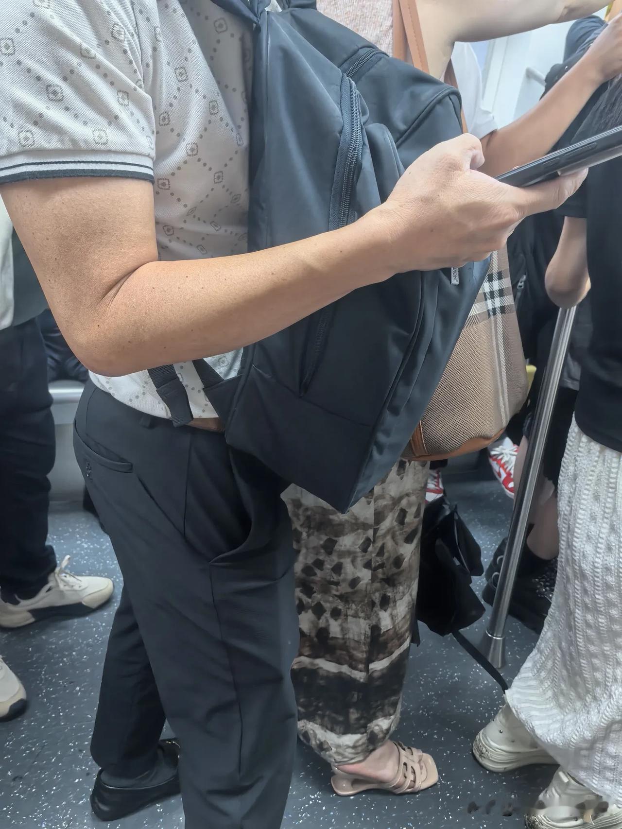 地铁猥琐男，今晚人才公园观看灯光秀，坐14号线回龙岗，晚上10.30地铁人也不算