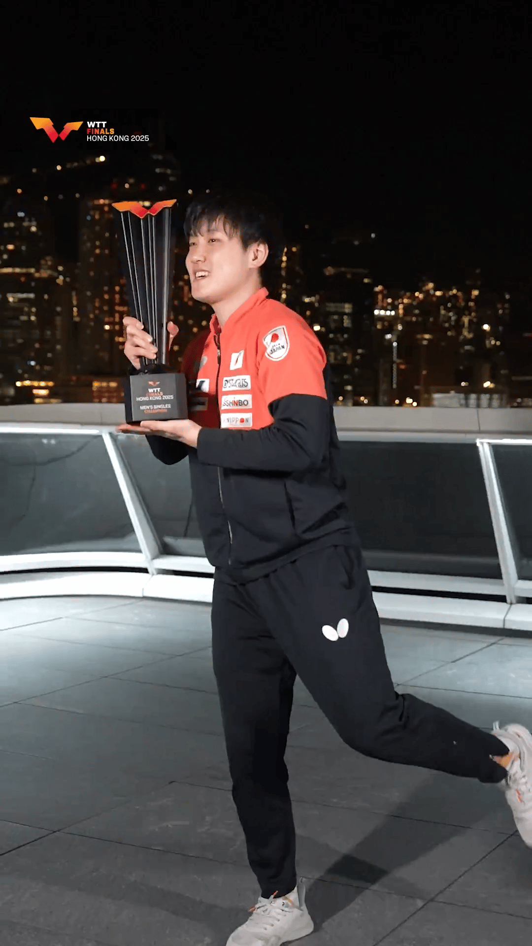 张本智和模仿申裕斌翘腿张本智和夺冠后拍摄城市照，模仿申裕斌翘腿全网热点共创计划热