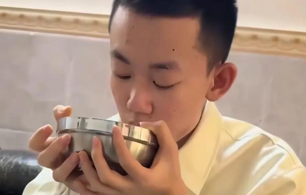 这个孩子是25年刷到的最心疼的一个孩子。喝的最后一碗妈妈熬的中药，陪了爸爸去了一