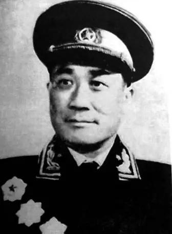 图一，是“喜马拉雅战神”，1962年中国军队的总指挥张国华中将，图二，是印度拍的