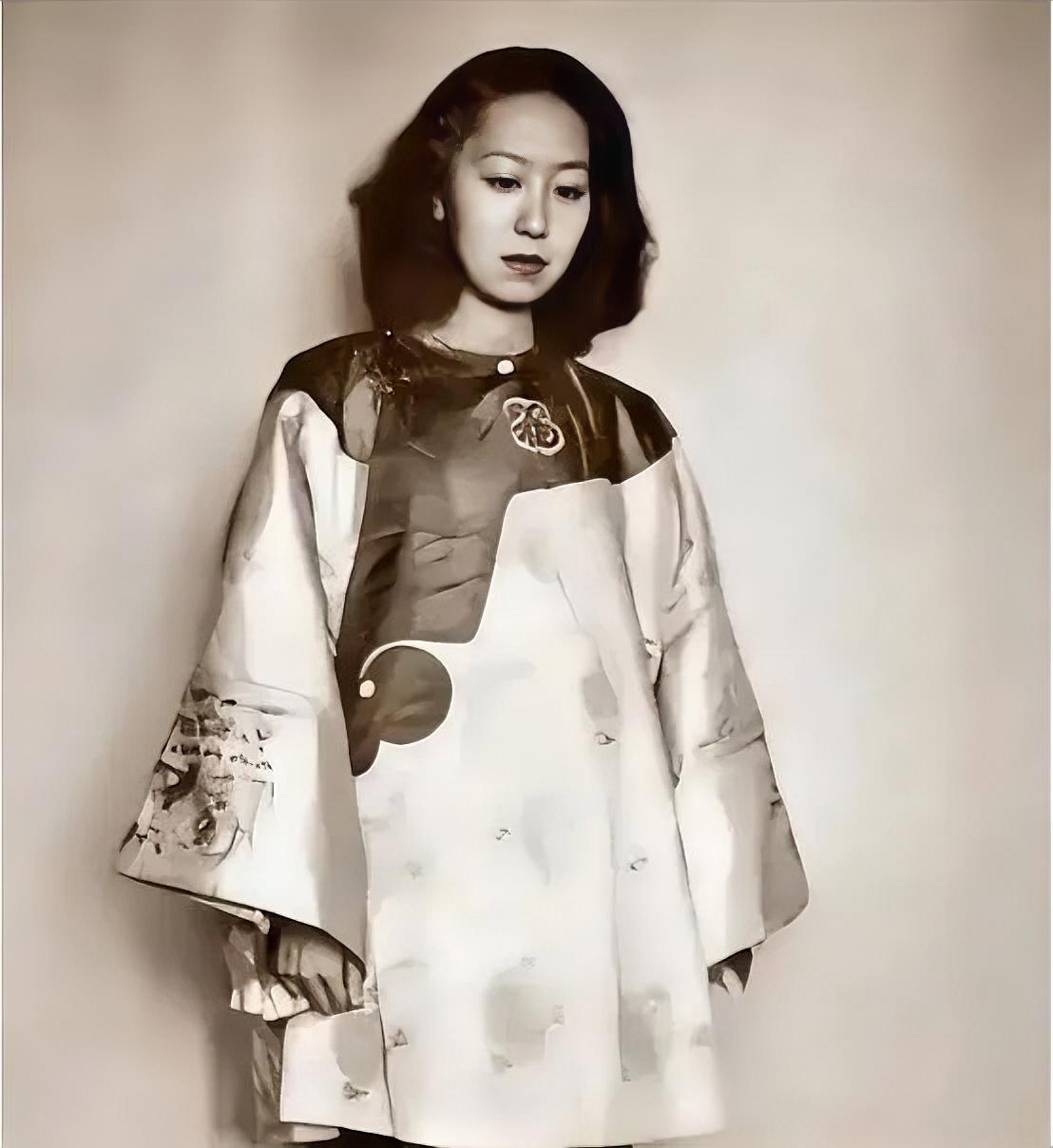 1956年，吃下堕胎药的张爱玲，在床上疼的直打滚。突然，孩子掉下来，她长舒一口气