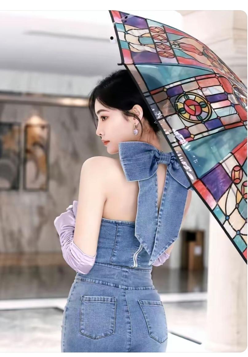 利用法律武器“维权”瞬间拍照，美女打着旱伞，休闲的走路。无意